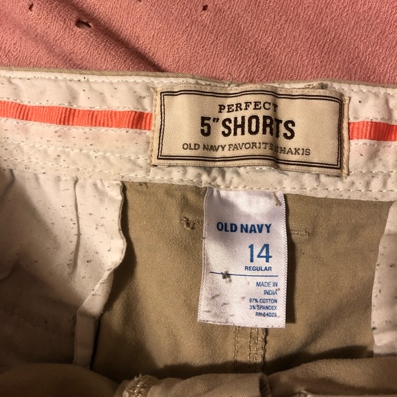 old navy 5 inch khaki shorts - Picture 3 of 3